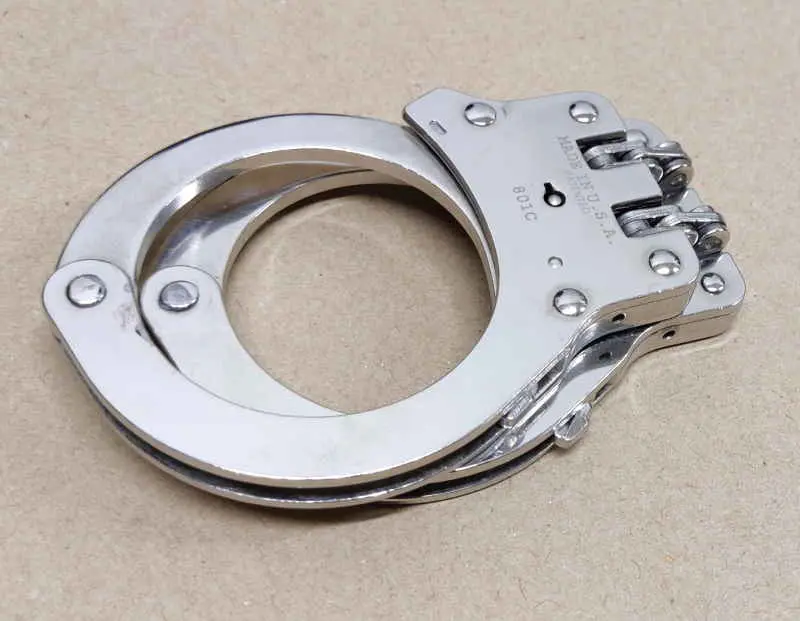 Hinged vs Chain Handcuffs: An Officer’s Comparison 1 Folded Peerless hinged handcuffs showing the rigid connector