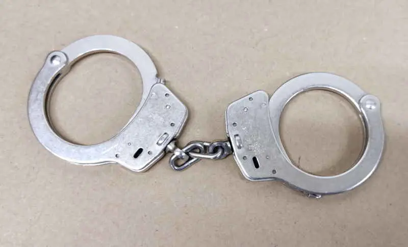 Hinged vs Chain Handcuffs: An Officer’s Comparison 2 Smith & Wesson chain handcuffs showing the flexible chain connector